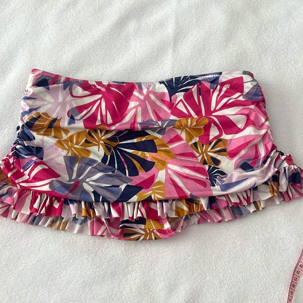 Eddiebauer Swim Bottoms 
Excellent Conditions 
Size 8 
Colourful bottoms
#390A